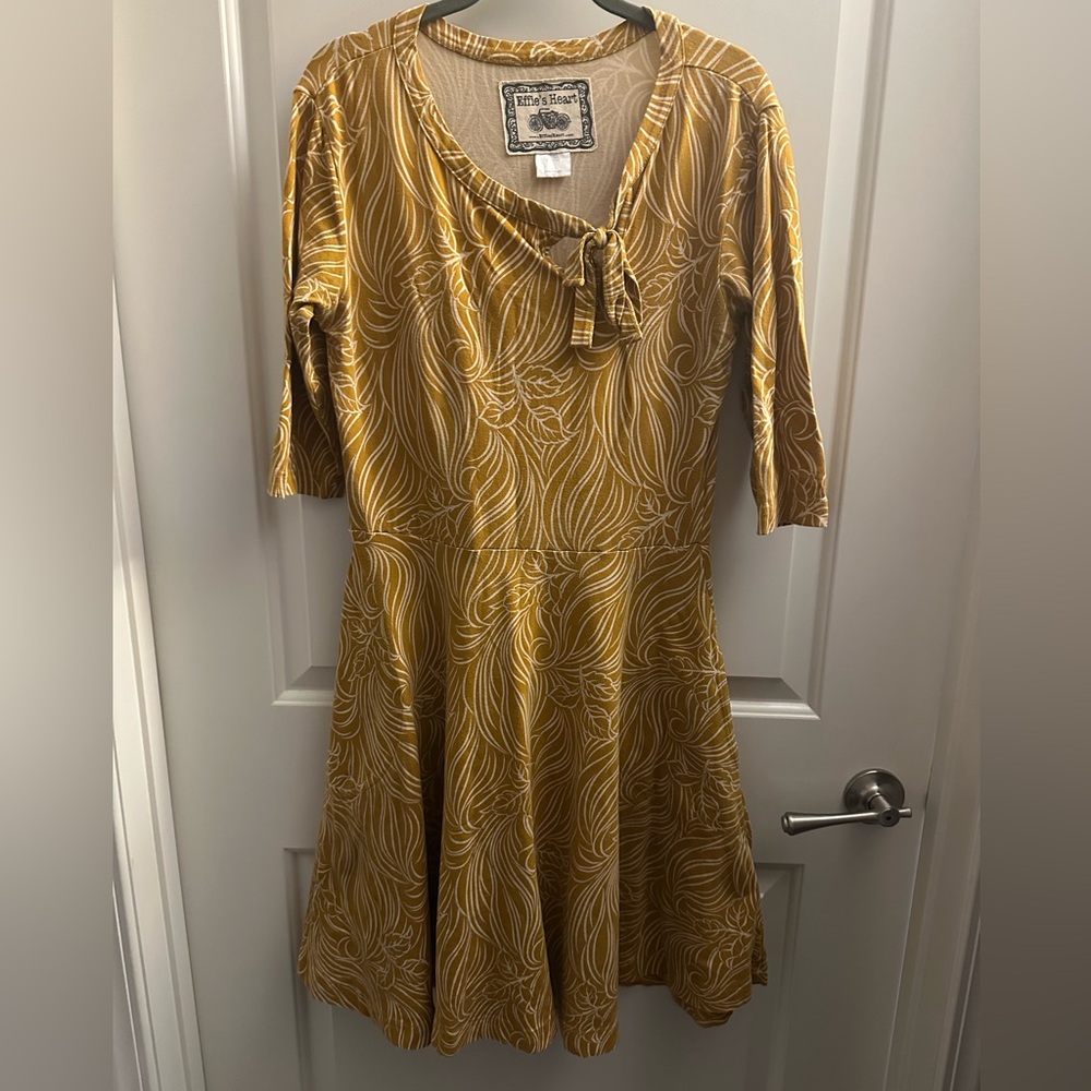 Effie’s Heart Modcloth Short Sleeve Tie Neck Dress.